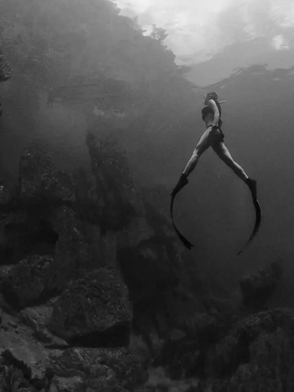 潛水拍照新姿勢，放下你的剪刀手，我們來這樣拍