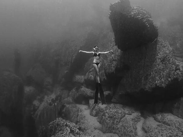 潛水拍照新姿勢，放下你的剪刀手，我們來這樣拍