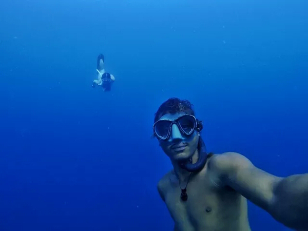 潛水拍照新姿勢，放下你的剪刀手，我們來這樣拍