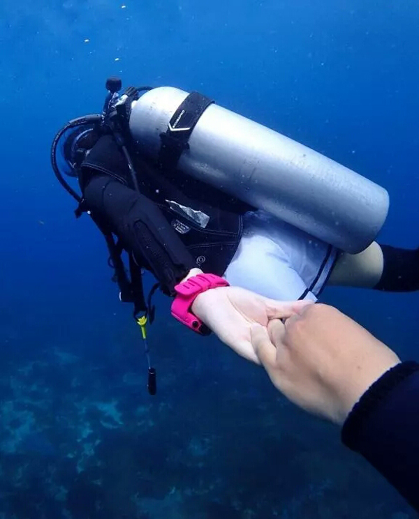 潛水拍照新姿勢，放下你的剪刀手，我們來這樣拍