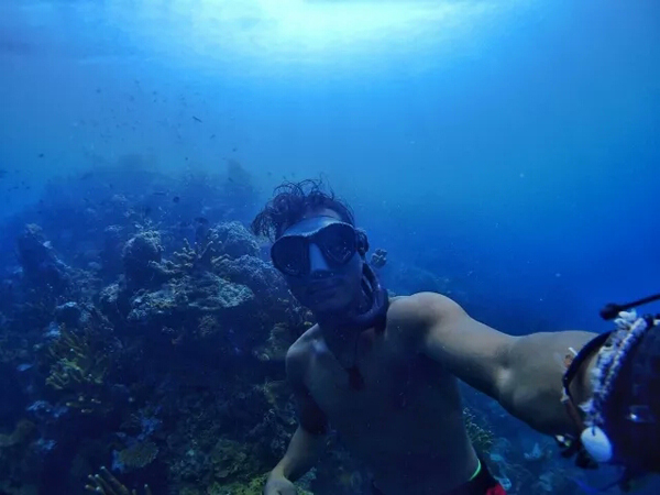 潛水拍照新姿勢，放下你的剪刀手，我們來這樣拍