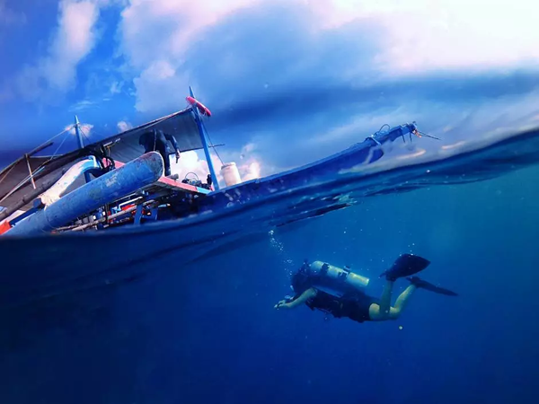 潛水拍照新姿勢，放下你的剪刀手，我們來這樣拍